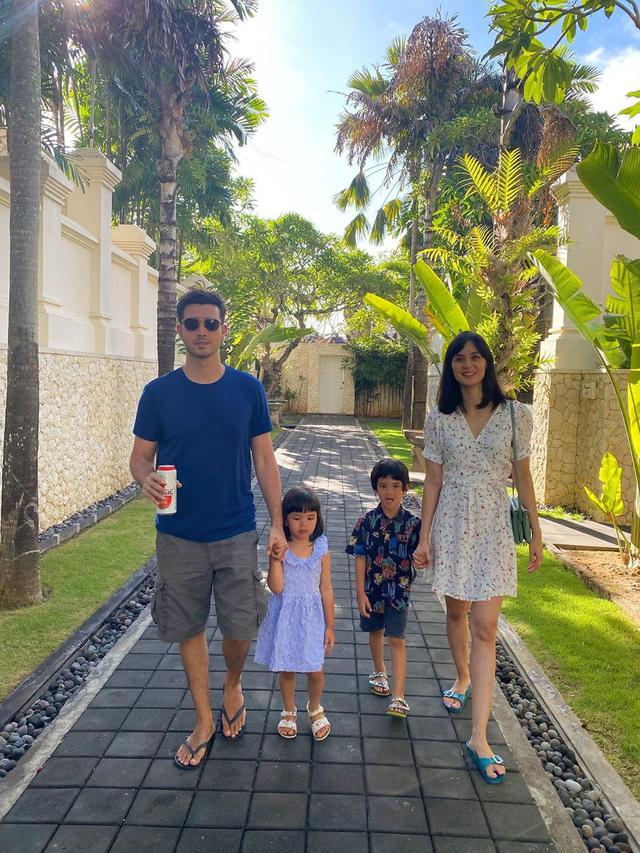 Potret harmonis keluarga Fachri Albar dan Renata Kusmanto