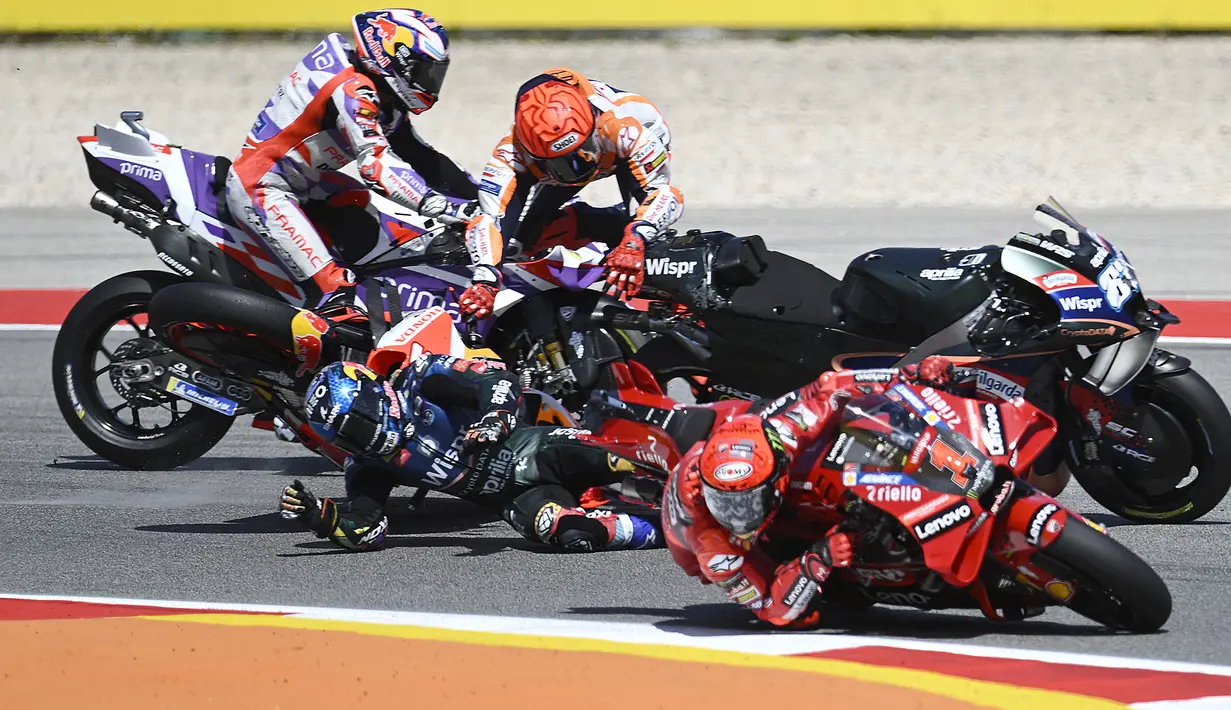 <p>Pembalap motor Honda, Marc Marquez (tengah atas) bertabrakan dengan pembalap Aprilia, Miguel Oliveira (tengah bawah saat MotoGP Portugal 2023 di Algarve International Circuit, Portimao, Portugal, 26 Maret 2023. (AFP/Patricia De Melo Moreira)</p>