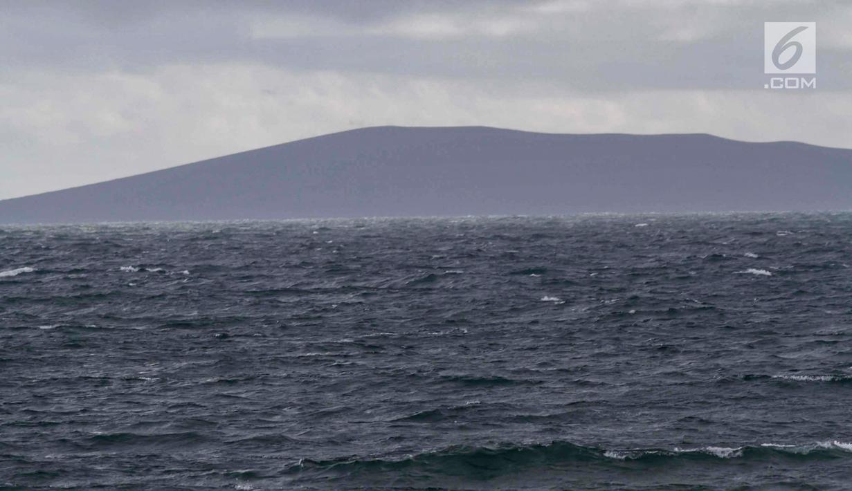 Pengamatan Gunung Anak Krakatau dilihat dari Dusun Tiga Regahan Lada, Pulau Sebesi, Lampumg Selatan, Senin (31/12). Pengamatan PVMBG, tinggi gunung dari permukaan air laut hanya tersisa 110 meter. (Liputan6.com/Herman Zakharia)