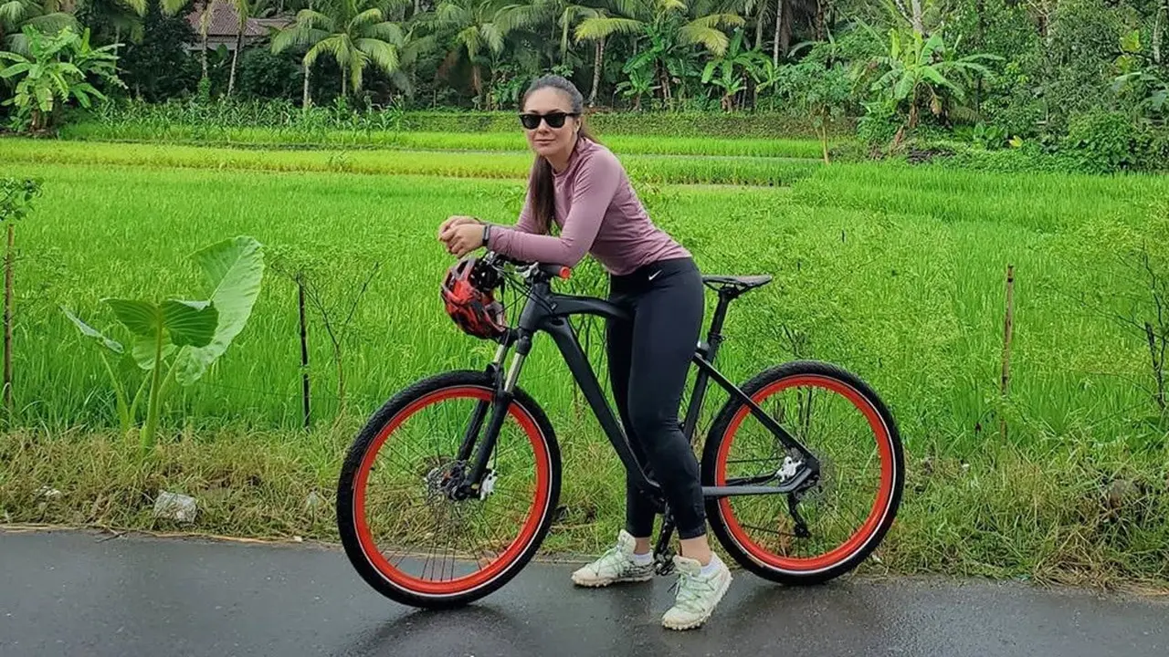 6 Gaya Wulan Guritno Saat Olahraga Bersepeda, Sporty dan Stylish