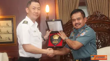 Citizen6, Jakarta: Pangkolinlamil Laksda TNI S.M. Darojatim menerima kunjungan Komandan Flotilla I AL Singapura, Colonel Giam Hock Koont di Gedung Laut Nusantara Mako Kolinlamil, Tanjung Priok, Jakarta, Rabu (3/10). (Pengirim: Kadispen Kolinlamil).