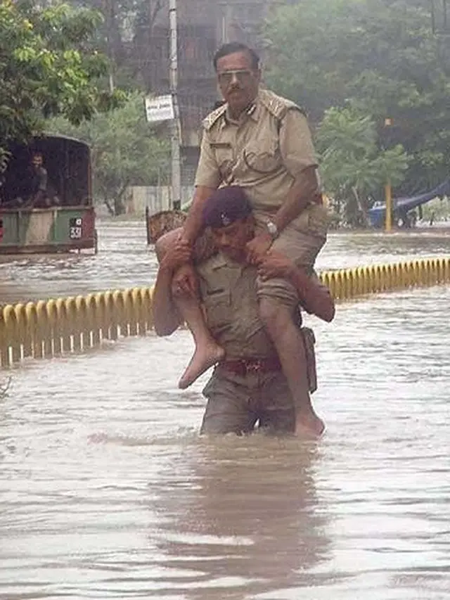 7 Potret Nyeleneh Polisi India Saat Bertugas Ini Kocak Banget
