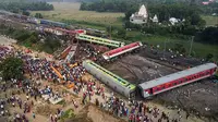 Orang-orang berkumpul di lokasi kecelakaan tabrakan tiga kereta di dekat Balasore, sekitar 200 km (125 mil) dari ibu kota negara bagian Bhubaneswar di negara bagian timur Odisha. (Jayanta SHAW/AFPTV/AFP)