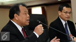 Ketua MK, Arief Hidayat (kiri) bersama M Guntur Hamzah (Sekjen MK) memberikan keterangan di Gedung Mahkamah Konstitusi, Jakarta, (7/3/2016). Arief Hidayat memaparkan evaluasi hasil sidang sengketa Pilkada Serentak 2015. (Liputan6.com/Helmi Fithriansyah)