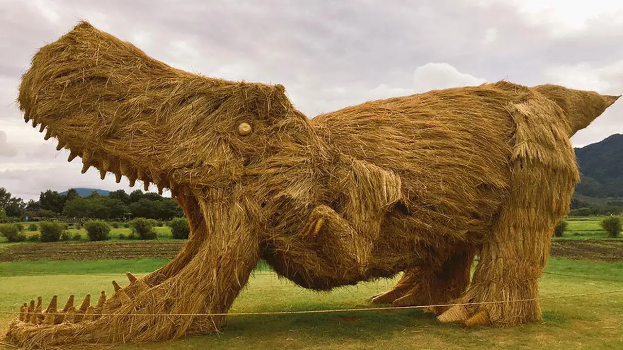 dinosaur-straw-sculptures-wara-art-festival-niigata-japan-3.jpg