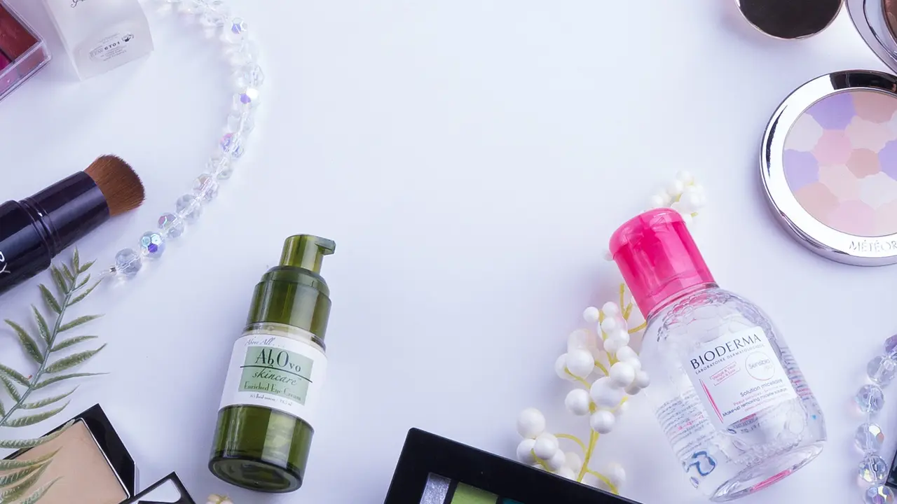 Tips hemat belanja makeup dan skincare / Photo by Jake Peterson on Unsplash