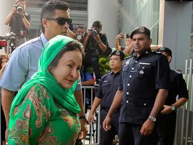 Rosmah Mansor, istri mantan Perdana Menteri (PM) Malaysia Najib Razak, mendatangi kantor Komisi Antikorupsi Malaysia (MACC) di Putrajaya, Rabu (26/9). Rosmah diperiksa terkait penyelidikan skandal korupsi 1Malaysia Development Berhad (1MDB). (AFP)