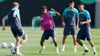 Pemain Barcelona, Lamine Yamal, mengikuti sesi latihan jelang laga Liga Champions di Sant Joan Despi, Barcelona, Senin (19/9/2023). Barca akan berhadapan dengan Antwerp FC. (AFP/Lluis Gene)