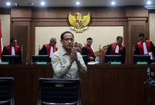 Dalam persidangan, JPU meminta pihak Nadiem Makarim untuk tidak menggiring opini dan fokus pada norma hukum dalam persidangan. Tampak dalam foto, mantan Menteri Pendidikan, Kebudayaan, Riset, dan Teknologi (Mendikbudristek), Nadiem Anwar Makarim usai mengikuti sidang lanjutan terkait kasus dugaan korupsi pengadaan laptop berbasis Chromebook di Pengadilan Tindak Pidana Korupsi (Tipikor) Jakarta, Kamis (8/1/2026). (Kapanlagi.com/Budy Santoso)