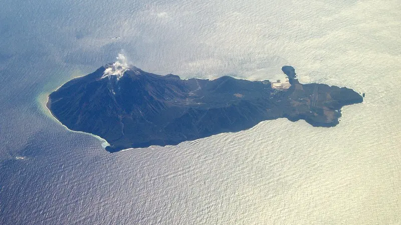 Pulau Iwo Jima yang menajdi salah satu lokasi vulkanis terbesar di selatan Jepang (AP?Adam Sandhill)