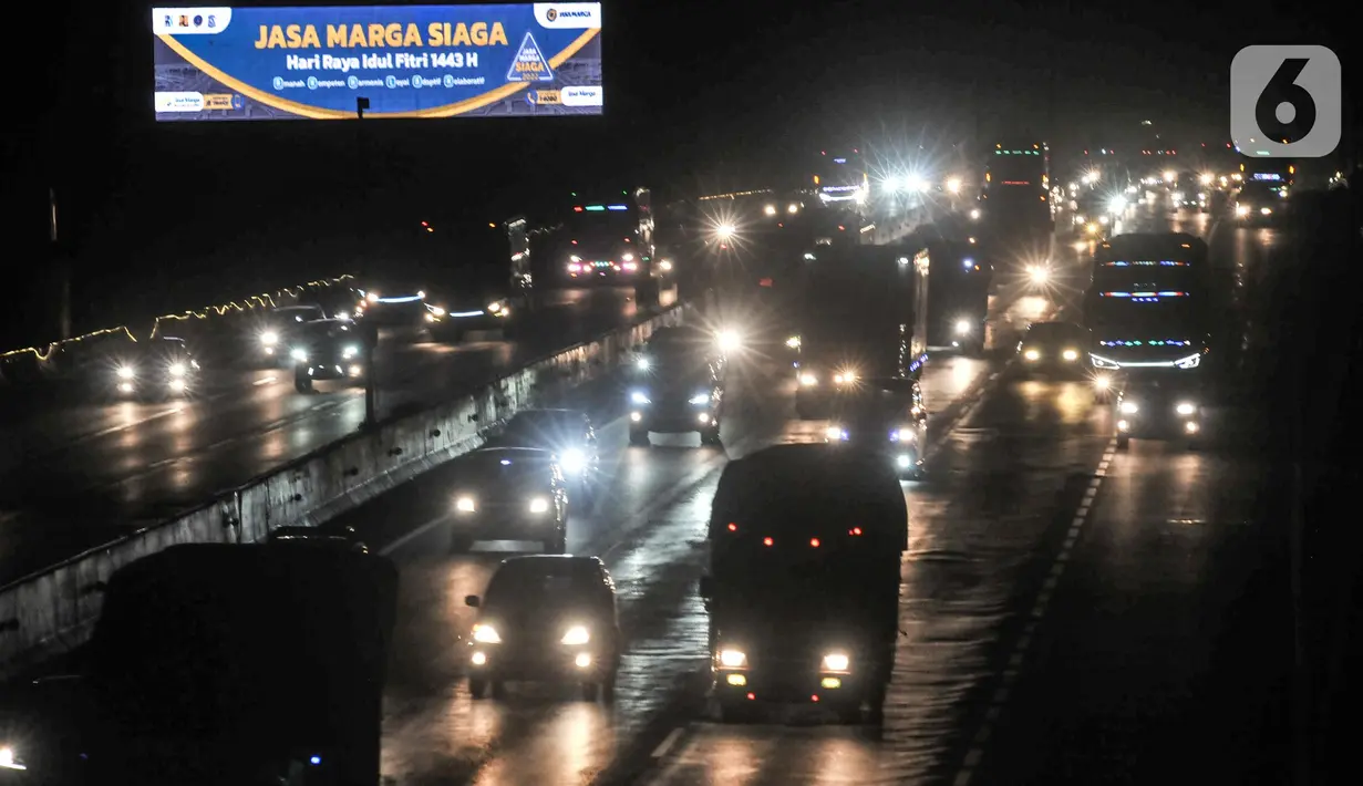 <p>Suasana arus kendaraan pemudik saat melintasi Jalan Tol Jakarta-Cikampek, Karawang, Jawa Barat, Kamis (28/4/2022). Arus lalu lintas kendaraan pemudik terpantau ramai lancar usai diberlakukan sistem satu arah atau One Way di ruas Tol Jakarta-Cikampek KM 47 hingga Tol Kalikangkung KM 414. (merdeka.com/Iqbal S Nugroho)</p>