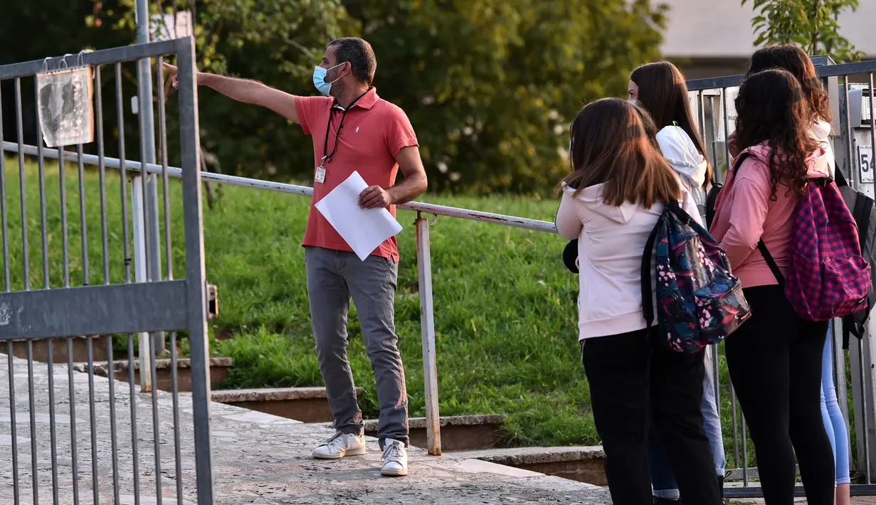 Para siswa mengantre untuk memasuki sebuah sekolah menengah atas di Nembro, Provinsi Bergamo, Italia (14/9/2020). Jutaan siswa di Italia kembali bersekolah pada Senin (14/9). (Xinhua/Michele Maraviglia)