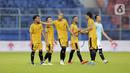 Ekspresi pemain Bhayangkara Solo FC setelah menang 1-0 atas Borneo FC Samarinda dalam pertandingan babak penyisihan Piala Menpora 2021 di Stadion Kanjuruhan, Malang, Jawa Timur, Senin (22/3/2021). (Bola.com/Arief Bagus)