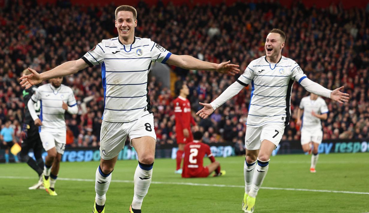 Pemain Atalanta, Mario Pasalic, melakukan selebrasi setelah mencetak gol ke gawang Liverpool pada leg pertama perempat final Liga Europa 2023/2024 di Anfield; Jumat (12/04/2024). The Reds takluk tiga gol tanpa balas. (AFP/Darren Staples)