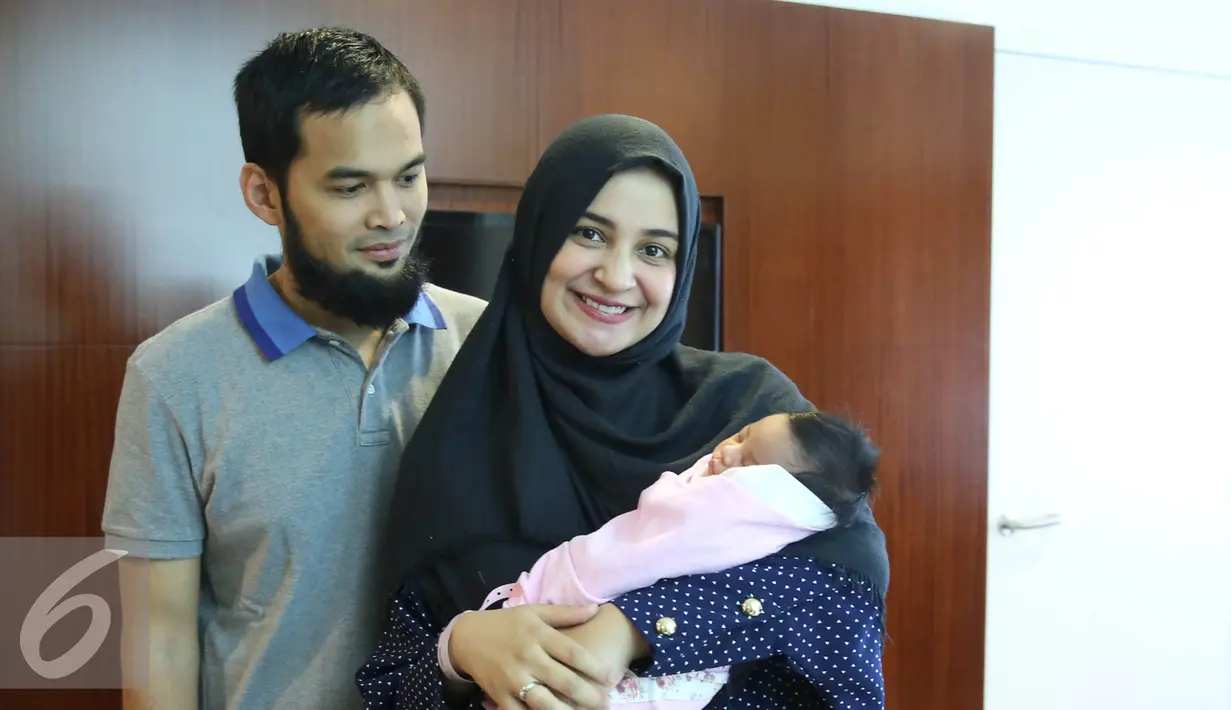 Teuku Wisnu dan Shireen Sungkar berpose bersama anak kedua mereka di RS Pondok Indah, Jakarta, Rabu (27/7). Arti Hawa ini mengacu pada nama anak pertama mereka, Teuku Adam Al-Fatih. (Liputan6.com/Herman Zakharia)