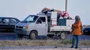 Sebuah keluarga pengungsi dengan barang-barang mereka di dalam sebuah truk untuk kembali ke desa mereka setelah pengumuman kesepakatan gencatan senjata awal antara Amerika Serikat dan Iran, di kota pelabuhan selatan Sidon, Lebanon, Senin 15 Juni 2026. (AP Photo/Mohammed Zaatari)