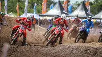 Aksi M. Delvintor Alvarizi (#325) dan Nuzul Ramzidan (#317) di kelas MX2 dalam gelaran Kejurnas Motocross IndoMX National Championship. (Istimewa)