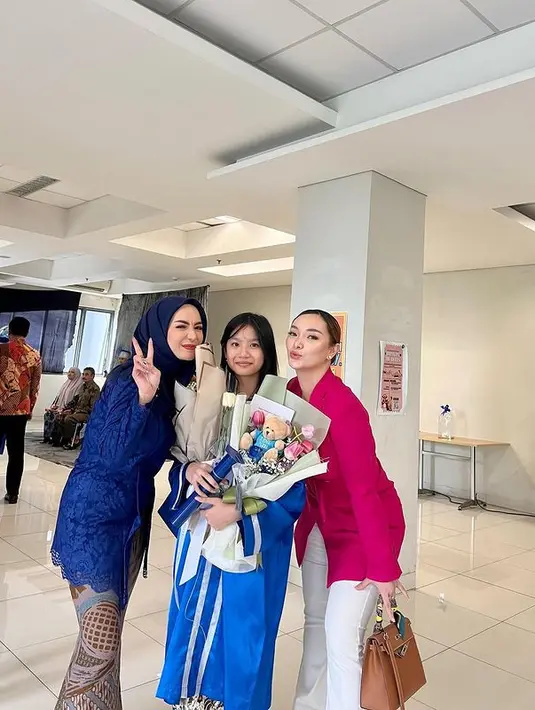 Imel juga dekat dengan ibu sambung Aqila, Zaskia Gotik. Sekedar informasi, perempuan kelahiran Garut 34 tahun silam itu menikah dengan pengusaha asal Balikpapan bernama Sirajuddin Mahmud Sabang atau Juddy Achmad. 
 [Instagram/imelpc]