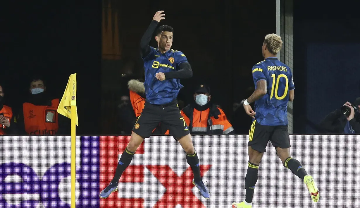 Manchester United akhirnya sukses memecah kebuntuan pada menit ke-78 lewat gol Cristiano Ronaldo. CR7 yang mendapat bola dari Fred memutuskan untuk langsung melepas tembakan lob first time dan sukses menjadi gol. (AP/Alberto Saiz)