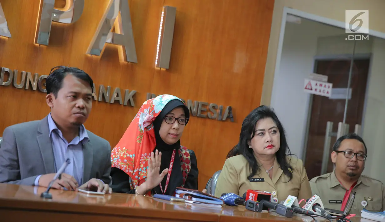 Komisioner KPAI bidang kesehatan, Siti Hikmawati (kedua kiri) memberikan keterangan di Gedung KPAI, Jakarta, Senin (18/9). KPAI berusaha meminta informasi dan klarifikasi penanganan terkait kasus meninggalnya Debora. (Liputan6.com/Faizal Fanani)