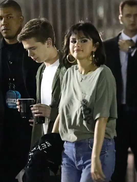 Namun siapa sangka bahwa Selena akan hadir bersama dengan pria misterius. (BACKGRID/HollywoodLife)