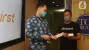 CEO PT. Kobe Nutri Farma (Fibrefirst) Benny Winata (kanan) dan COO Majalah Marketing Hartono Yarmantho pada acara penghargaan di Jakarta (31/8/2021). Fibrefirst sukses melampaui 3 parameter pengukuran TOp Brand yaitu aspek top of mind, last used, dan future intention. (Liputan6.com/HO/Fibrefirst)