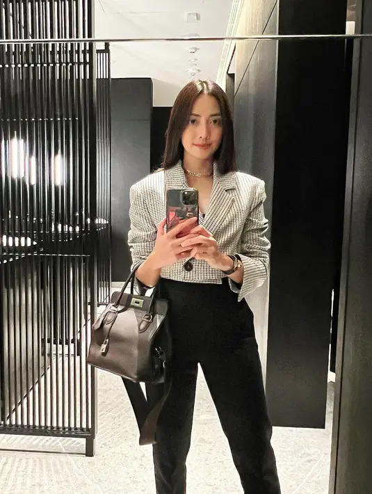 Baru saja merayakan ulang tahun, Ririn tampil dengan cropped blazer bermotif yang dipadukan dengan celana warna hitam. [IG @ririndwiariyanti]