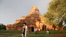 Turis mengambil gambar dari dampak gempa di salah satu Pagoda di Bagan, Myanmar, Rabu (24/8). Kerusakan berat terjadi di Bagan yang merupakan situs arkeologi paling terkenal dan berjarak sekira 30 km dari titik pusat gempa. (AFP PHOTO/Soe MOE AUNG)