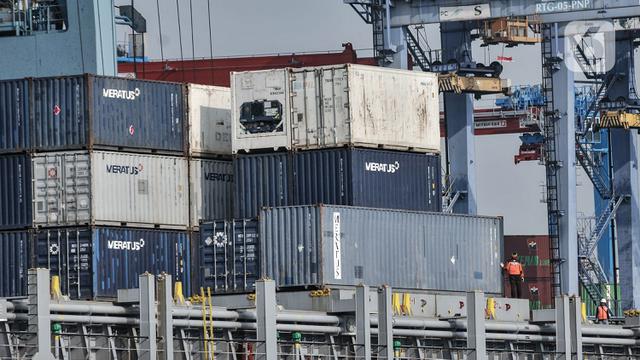 <span>Aktivitas bongkar muat kontainer di dermaga ekspor impor Pelabuhan Tanjung Priok, Jakarta, Rabu (5/8/2020). Menurut BPS, pandemi COVID-19 mengkibatkan ekspor barang dan jasa kuartal II/2020 kontraksi 11,66 persen secara yoy dibandingkan kuartal II/2019 sebesar -1,73. (merdeka.com/Iqbal S. Nugroho)</span>