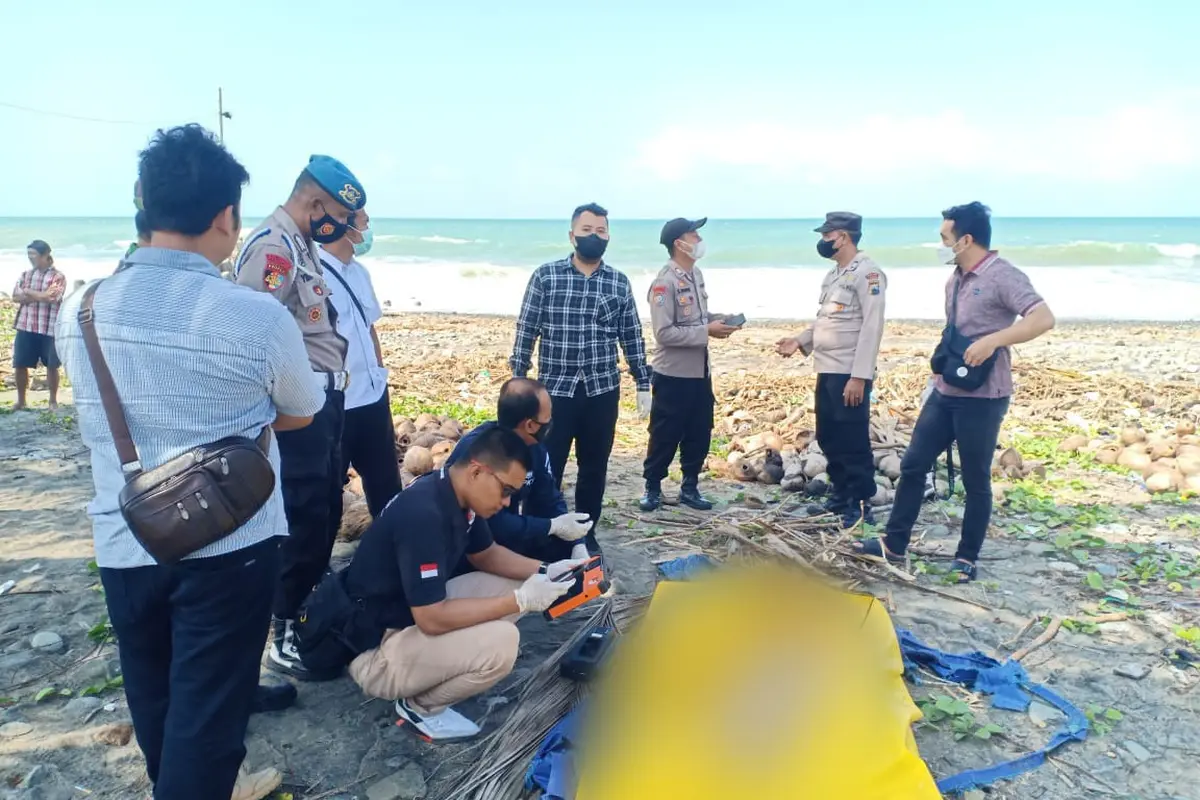 Jenazah warga Banjarnegara ditemukan mengapung di laut, di dekat Pantai Karangbolong, Kebumen, Jawa Tengah. (Foto: Liputan6.com/Humas Polres Kebumen)