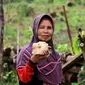 Seorang penduduk sedang memamerkan jamur bulan yang tumbuh di Taman Nasional Bantimurung Bulusaraung, Sulawesi Selatan (dok/Instagram/@tnbabul/rhttps://www.instagram.com/p/CMGiP9jg-bJ/Komarudin)