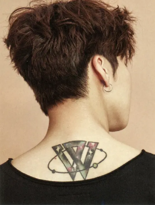 Seunghoon mempunyai tato di punggungnya. Tato itu sendiri berbentuk huruf W yang bearti Winner. (Foto: pisalute.tumblr.com)