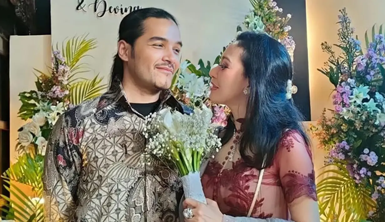 Pada 2004 silam, pesualap Romy Rafael menikah dengan wanita bernama Ury Kartha Diayu Shinta. 18 tahun membina rumah tangga pasangan yang ajrang tersorot ini sudah dikaruniai 2 orang buah hati.(Liputan6.com/IG/@uryrafaelmind)