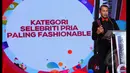 Andhika Pratama, mendapat penghargaan Infotainment Awards 2015 sebagai selebriti pria paling fashionable, Jakarta, (30/01/15). Infotainment Awards 2015 merupakan bentuk apresiasi SCTV kepada Artis, Tokoh, dan Peristiwa. (Liputan6.com/Faisal R Syam)