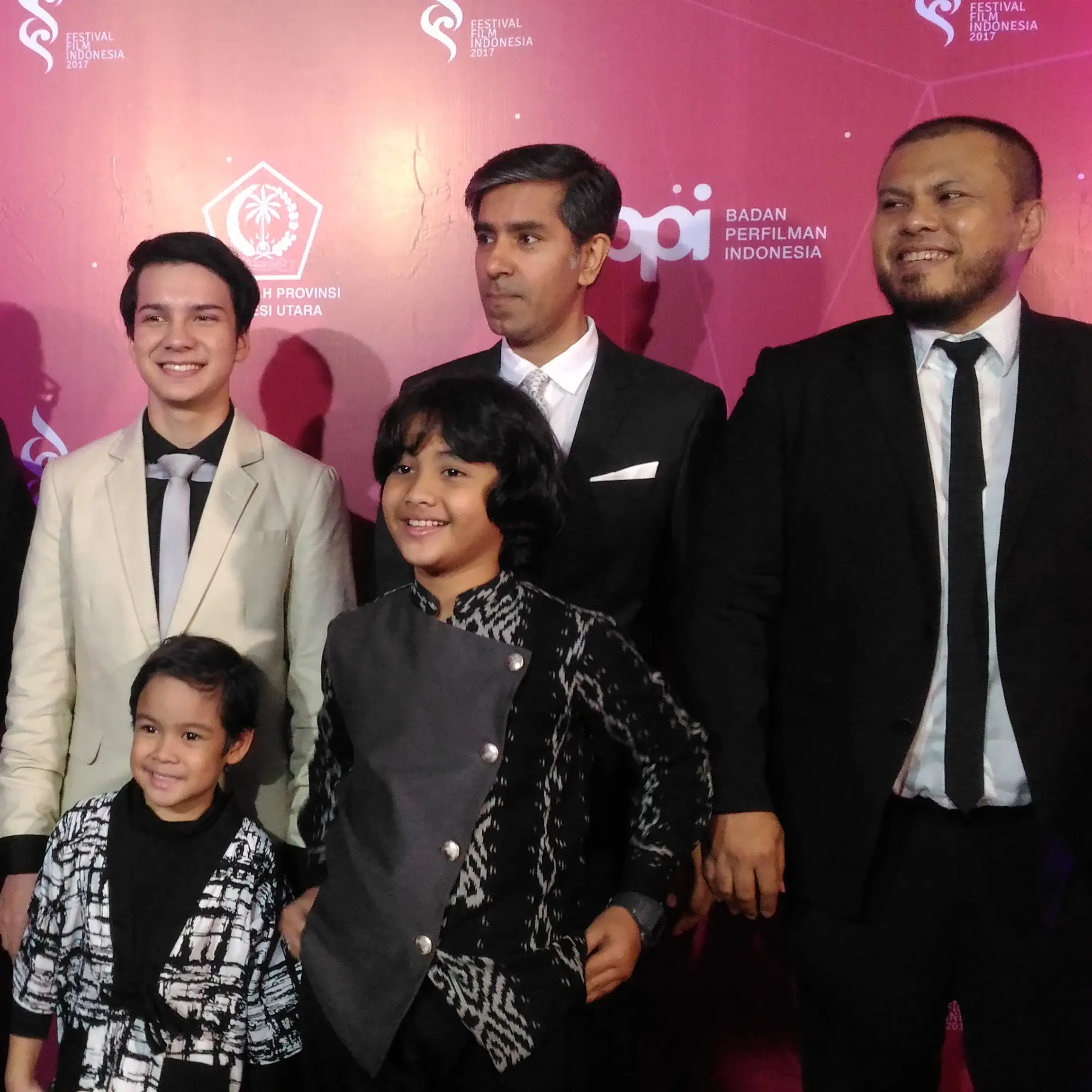 Para pemain dan sutradara film Pengabdi Setan di Red Carpet ajang Festival Film Indonesia 2017 yang berlangsung di Manado, Sulawesi Utara (Liputan6.com/Zulfa Ayu Sundari)