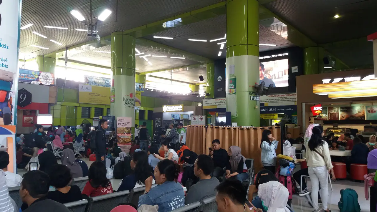 Kepadatan pemudik di Stasiun Gambir (Liputan6.com/Hanz Salim)