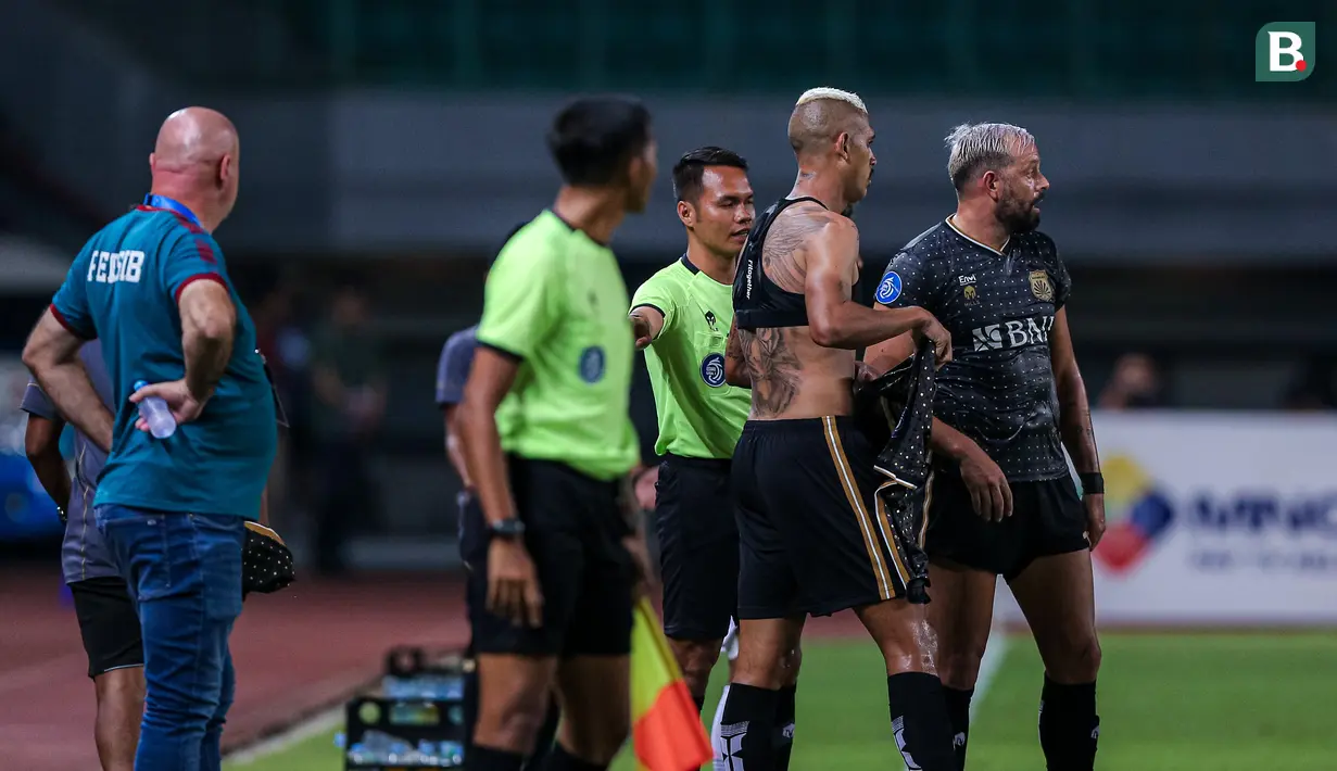 Pemain Bhayangkara FC, Crislan Henrique (kedua kanan) mengganti jerseynya yang robek saat laga lanjutan BRI Liga 1 2023/2024 antara Bhayangkara FC melawan Persib Bandung di Stadion Patriot Candabhaga, Bekasi, Sabtu (23/09/2023). (Bola.com/Bagaskara Lazuardi)