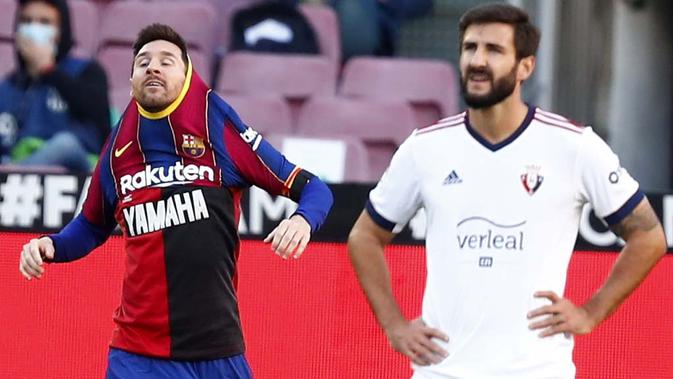 Striker Barcelona, Lionel Messi, melakukan selebrasi usai mencetak gol ke gawang Osasuna pada laga Liga Spanyol di Stadion Camp Nou,  Minggu (29/11/2020). Barca menang dengan skor 4-0. (AP/Joan Monfort)