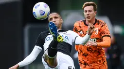 Pemain Juventus, Federico Bernardeschi, berebut bola dengan pemain Udinese, Rodrigo Becao, pada laga Liga Italia di Dacia Arena, Minggu (2/5/2021). Juventus menang dengan skor 1-2. (AFP/Marco Bertorello)
