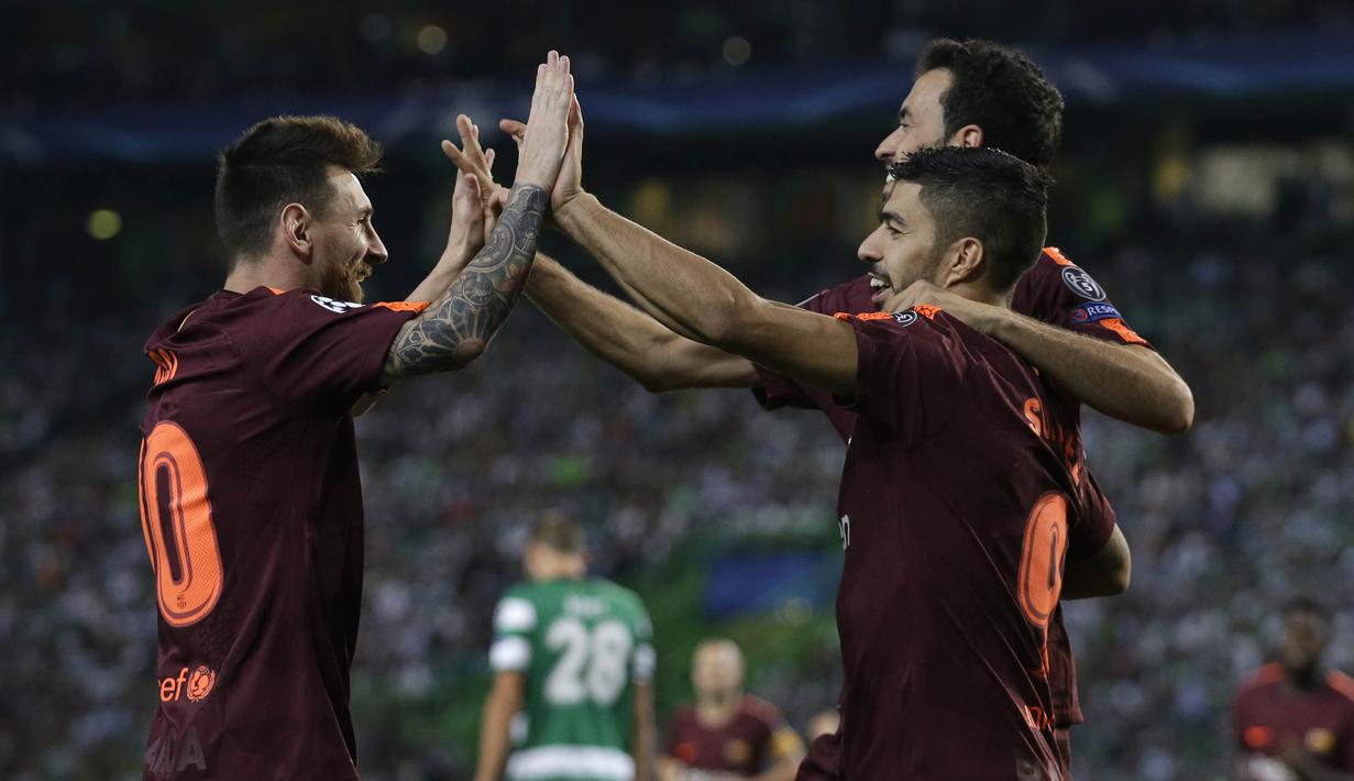 Para pemain Barcelona merayakan gol bunuh diri yang dilakukan bek Sporting Lisbon pada laga Liga Champions di Stadion Alvalade, Lisbon, Rabu (27/9/2017). Sporting kalah 0-1 dari Barcelona. (AFP/Armando Franca)