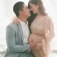 6 Gaya Maternity Shoot Franda Istri Samuel Zylgwyn, Baby Bumpnya Curi Perhatian (Sumber: Instagram/gidwinata)