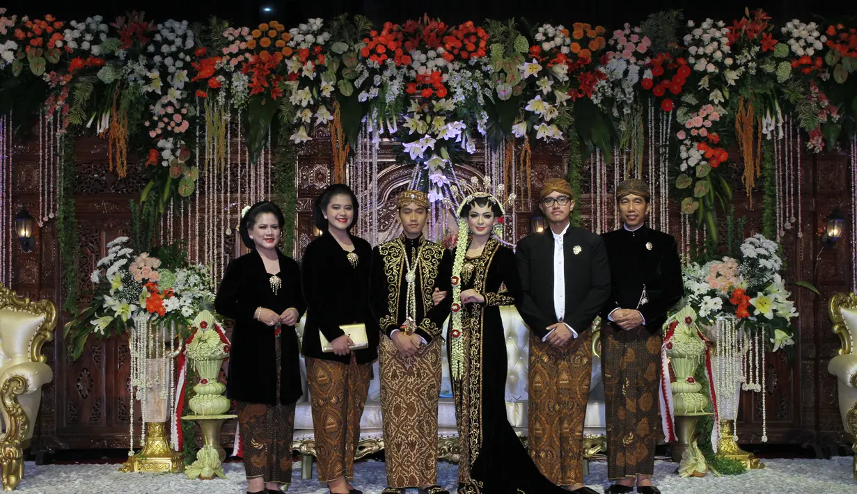 Gibran Rakabuming dan Selvi Ananda berfoto bersama keluarga Presiden Jokowi. (Galih W. Satria/Bintang.com)