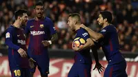 Para pemain Barcelona merayakan gol yang dicetak Jordi Alba ke gawang Valencia pada laga La Liga Spanyol di Stadion Mestalla, Valencia, Minggu (26/11/2017). Kedua klub bermain imbang 1-1. (AFP/Jose Jordan)