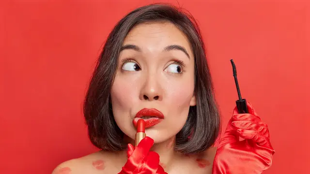 6 Tips Aplikasi Makeup Berry Lips dengan Neutral Eyes untuk Aura Playful & Strong