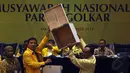 Panitia memperlihatkan kotak suara kosong saat pemilihan Ketua Umum Partai Golkar pada Musyawarah Nasional IX di Ancol, Jakarta, Senin (8/12/2014). (Liputan6.com/Miftahul Hayat)