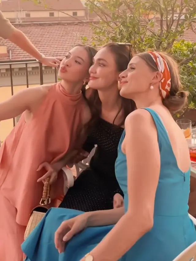 Luna Maya Tampil Feminim saat Hadir Pre-Wedding Millane Fernandez di Italia. [@lunamaya]