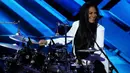 Aksi Sheila E. menabuh drum pada hari terakhir Konvensi Nasional Partai Demokrat di Philadelphia, Pennsylvania, AS, Kamis (28/7). (REUTERS/Mike Segar)