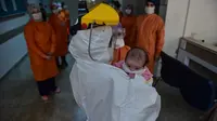 Petugas medis menggendong bayi berusia 45 hari di Rumah Sakit Prof. Cemil Tascioglu Okmeydani di Istanbul, Turki, Selasa (12/5/2020). Bayi itu keluar dari unit perawatan intensif (ICU) rumah sakit tersebut pada Selasa (12/5) setelah menjalani perawatan infeksi COVID-19 selama sembilan hari. (Xinhua)