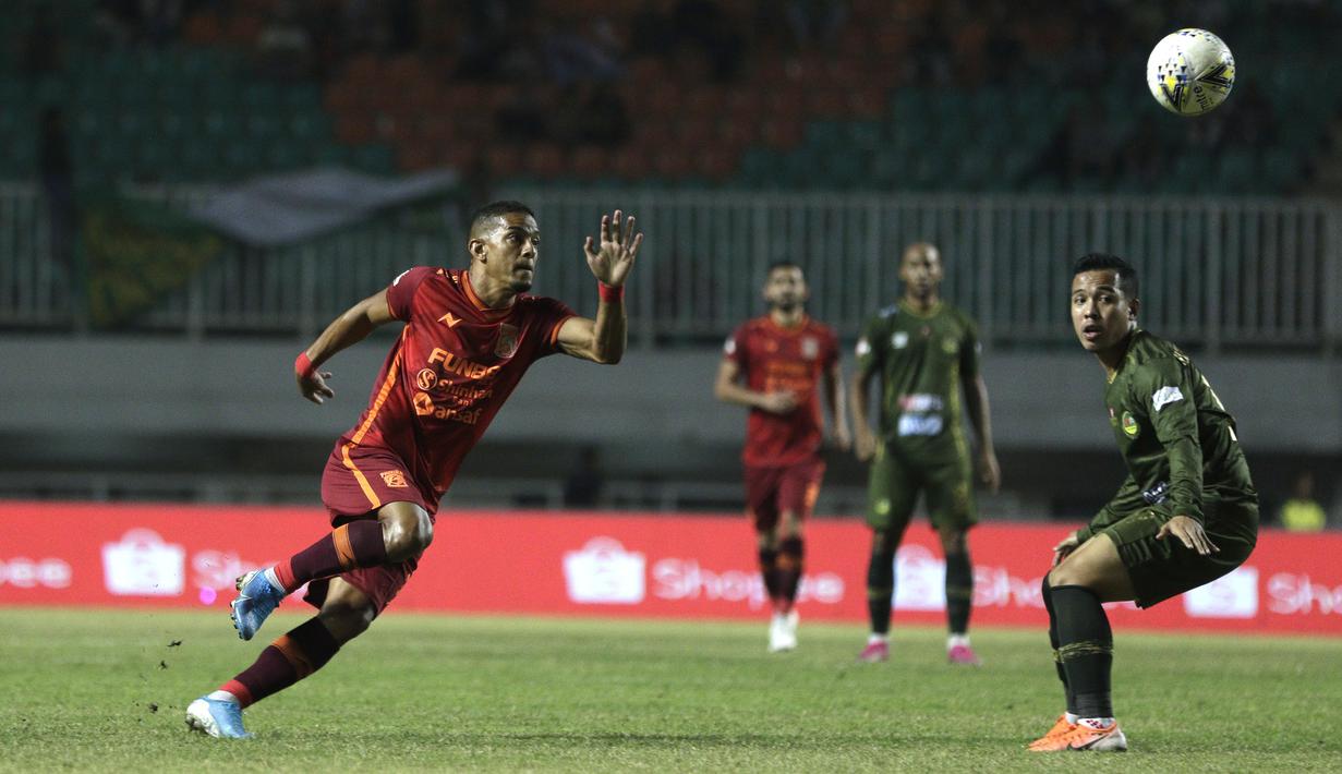 Gelandang Borneo FC, Renan Silva, berebut bola dengan pemain Tira Persikabo pada laga Shopee Liga 1 di Stadion Pakansari, Bogor, Minggu (1/9). Borneo tahan imbang 2-2 Tira Persikabo. (Bola.com/Yoppy Renato)