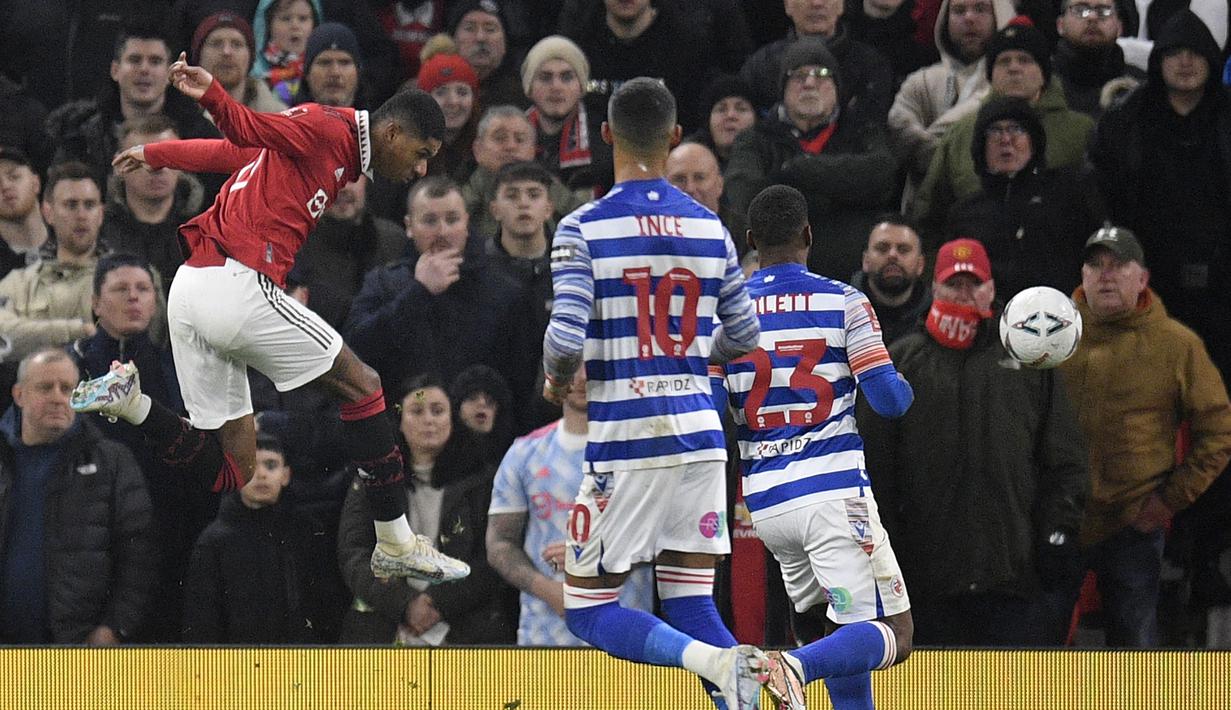 Manchester United tampil dominan pada babak pertama. Marcus Rashford sempat menceatak gol bagi Setan Merah lewat tandukan kepala pada menit ke-37 namun akhirnya dianulir VAR setelah Wout Weghorst, sang pemberi assist telah terlebih dahulu terperangkap offside. (AFP/Oli Scarff)
